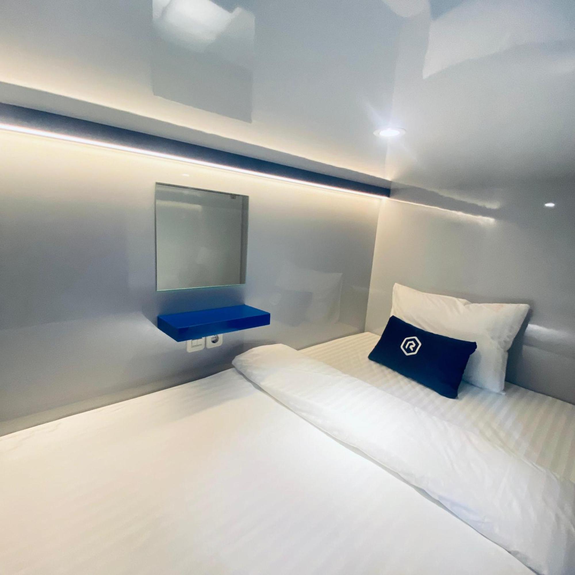 Rosalyne Sleepbox Malioboro 3 Hotel Yogyakarta Exterior photo